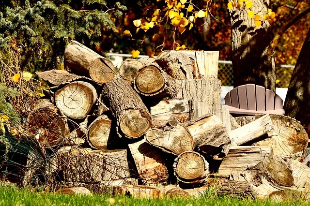 Gotowy piec na drewno z palet ustawiony na żwirowym fundamencie na ogrodzie