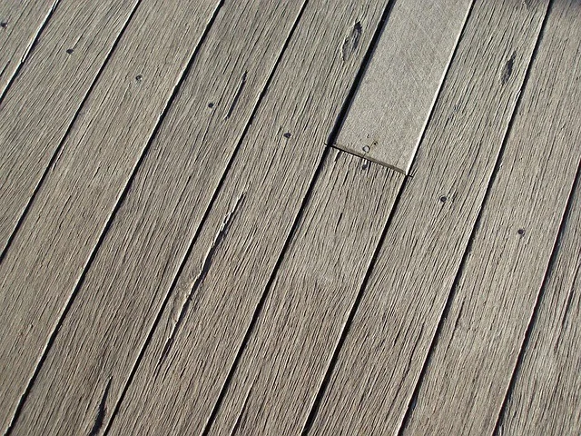 Drewniane deski tarasowe z naturalną fakturą - materiał do ogrodzenia i tarasu