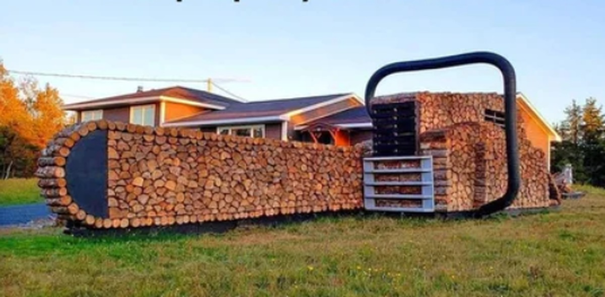 Prawidłowo ułożone drewno opałowe w drewutni - metoda krzyżakowa