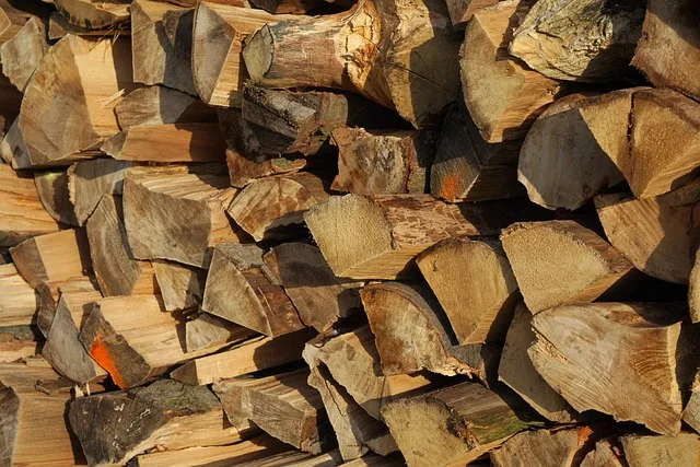 Ułożony stos drewna opałowego sezonującego na wolnym powietrzu