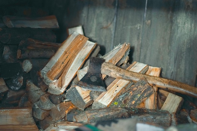 Przekrój ułożonego stosu drewna z widocznym odstępem między polanami